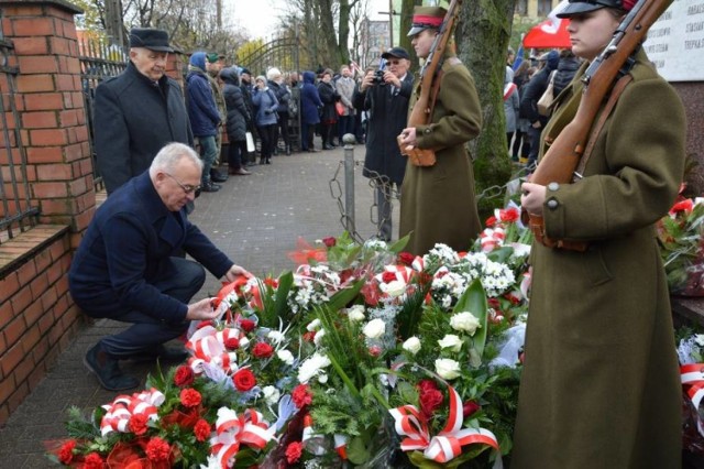 Kwiaty składane są co roku przy pomniku w parafii na ul. Czyżewskiego