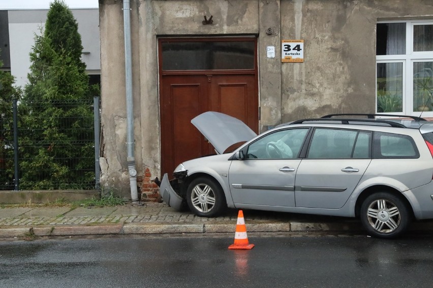 Wypadek na ulicy Kartuskiej w Legnicy [ZDJĘCIA]