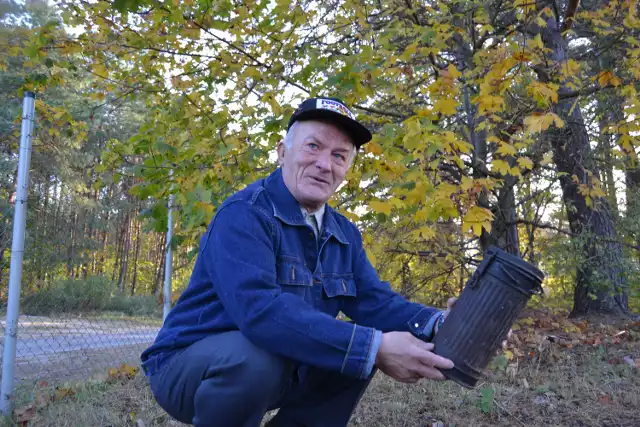 Tadeusz Jałoszyński ze znalezionym elementem ekwipunku niemieckiego żołnierza