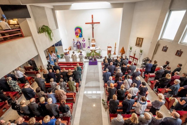 Księża zostali poproszeni o odprawienie większej liczby mszy świętych, by uniknąć dużych skupisk ludzi.