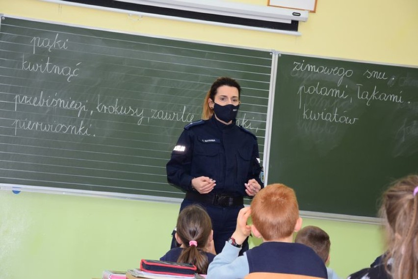 Policjantka spotkała się z uczniami Szkoły Podstawowej w Żelistrzewie: rozmawiała z dziećmi o bezpieczeństwie w seci