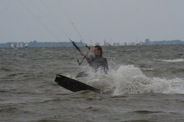 Kitesurfer odnaleziony przez holownik Marynarki Wojennej