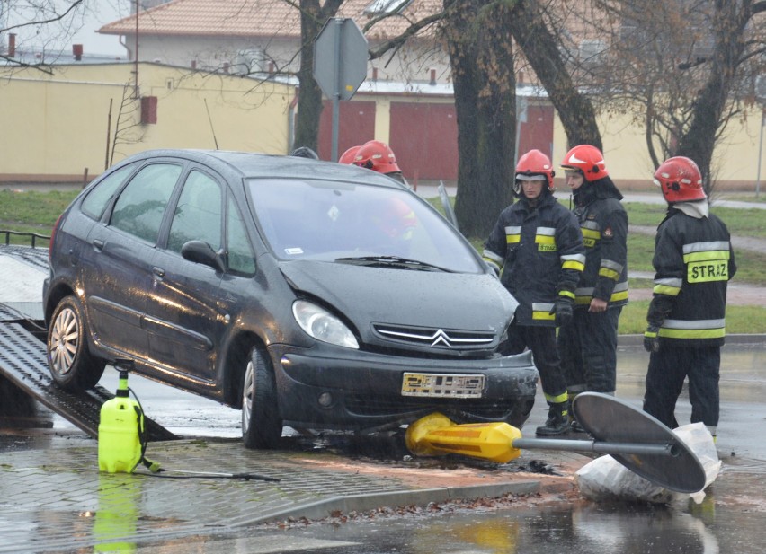 Kolizja drogowa na niebezpiecznej krzyżówce w Łowiczu [Zdjęcia]