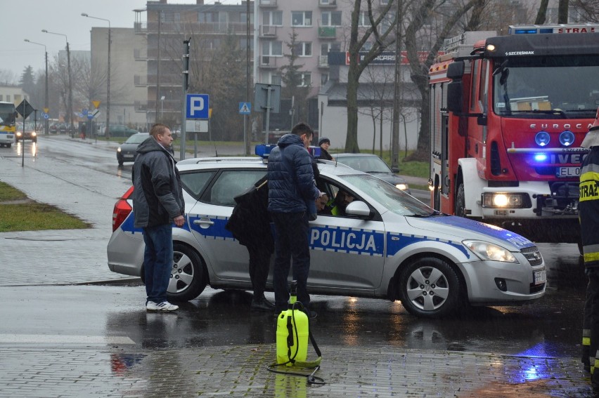 Kolizja drogowa na niebezpiecznej krzyżówce w Łowiczu [Zdjęcia]
