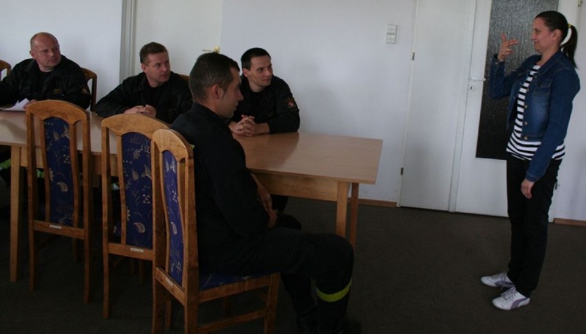 Szkolenie w KP PSP w Łęczycy. Strażacy uczyli się porozumiewać z osobą głuchoniemą