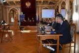 Posiedzenia Rady Miejskiej w Tarnowie wracają pod dwóch latach do Sali Lustrzanej. Ale komisje wciąż zdalnie 