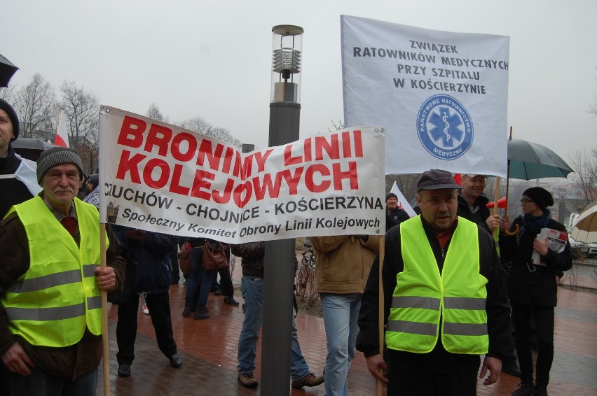 Pracownicy szpitala i obrońcy linii kolejowych przeszli ulicami Kościerzyny w proteście