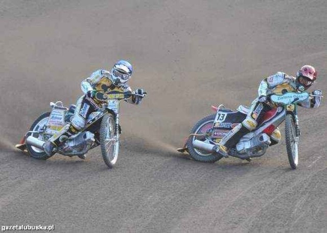 Grzegorz Walasek (z prawej) dobrze radził sobie na starym, lekko przyczepnym torze w Toruniu. Jeśli gospodarze podobnie przygotują ten na Motoarenie, kapitan Falubazu może łupnąć dwucyfrową zdobycz. Grzegorz Zengota (z lewej) jest mocny zawsze i wszędzie. (fot. Tomasz Gawałkiewicz/ZAFF)