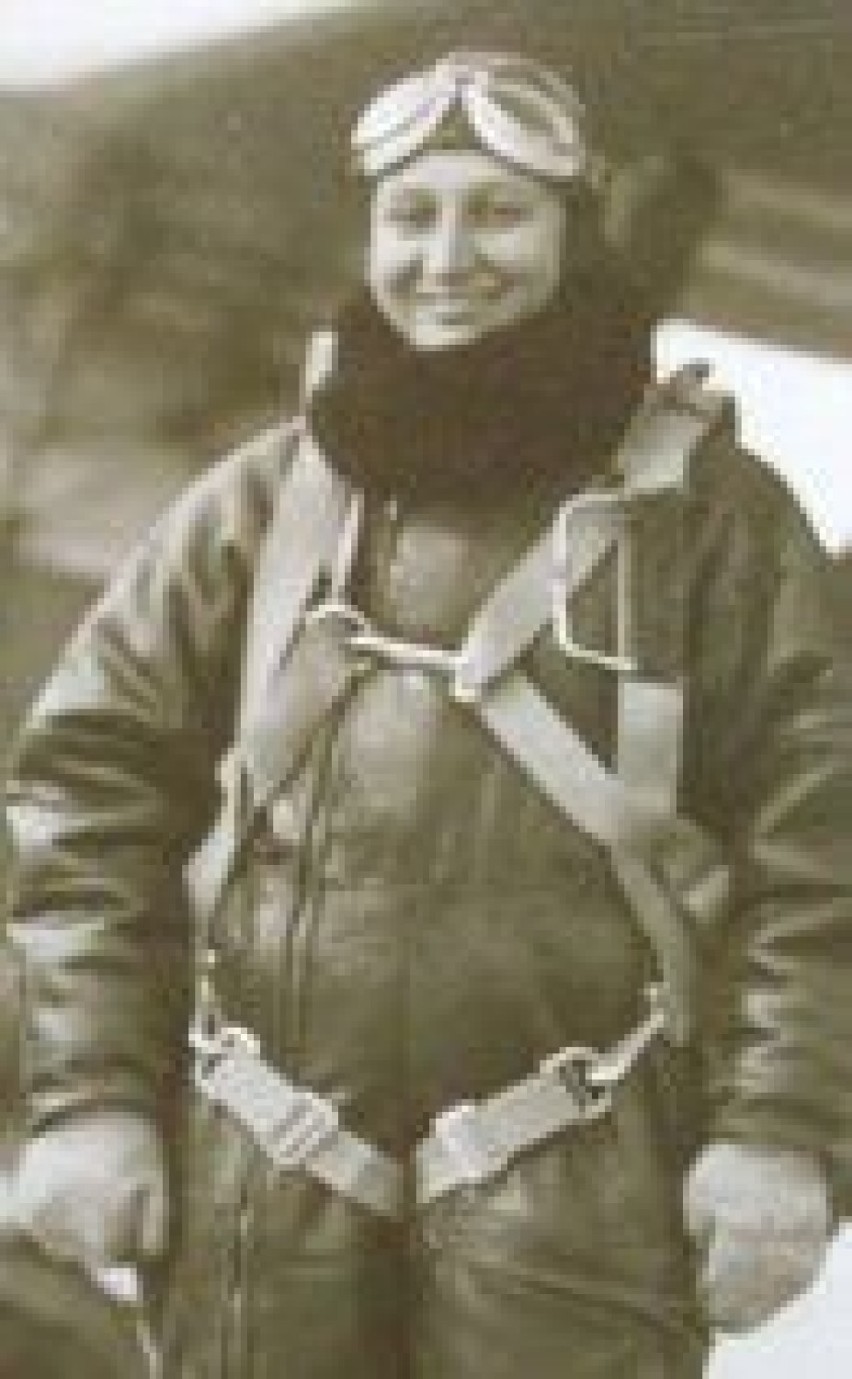 Janina Lewandowska w kombinezonie lotniczym.