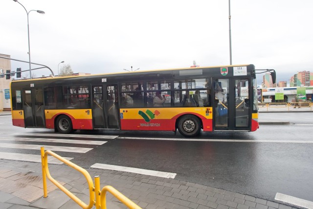 W autobusach komunikacji miejskiej w Wałbrzychu zmodyfikowano system informacji głosowej i wgrano nowy głos lektora