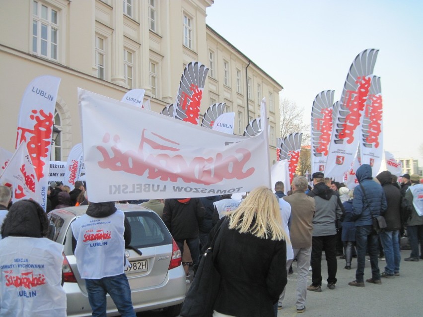 "Jesteśmy wkurzeni!". Protest Solidarności pod Urzędem Wojewódzkim w Lublinie