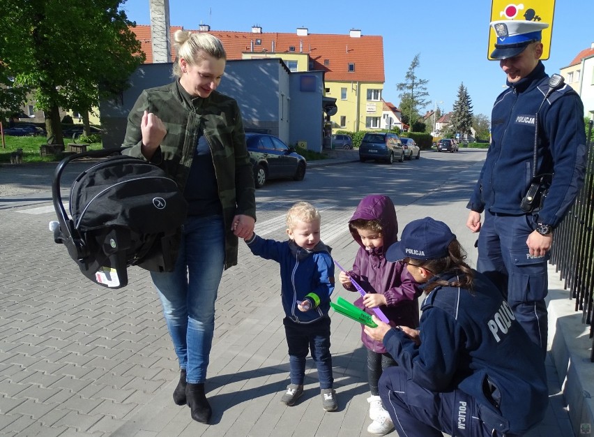 Bezpieczny przedszkolak. Policjanci z Brzegu rozdawali najmłodszym odblaski i sprawdzali, jak są przewożeni w samochodach