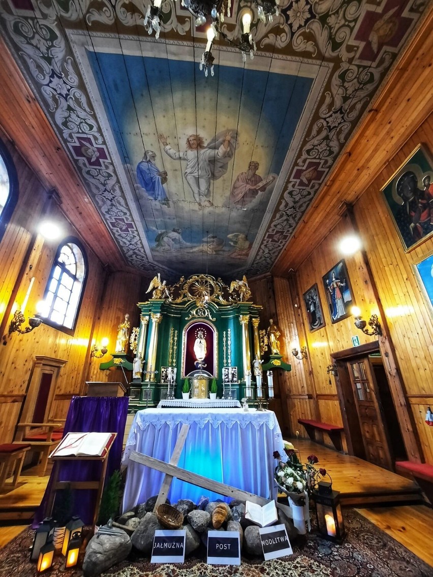 Drewniany kościół w Dulsku pięknie prezentuje się zewnątrz,...