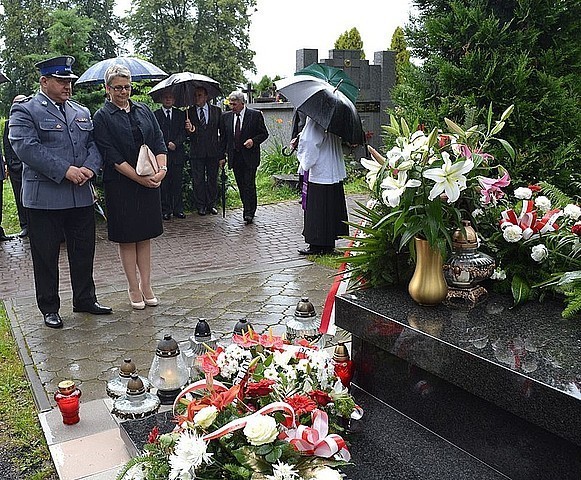 25 czerwca, w 14 rocznicę śmierci gen. Marka Papały na cmentarzu w Pruchniku, rodzina Generała, przedstawiciele Policji, samorządu i znajomi uczcili pamięć zmarłego tragicznie Komendanta Głównego Policji.