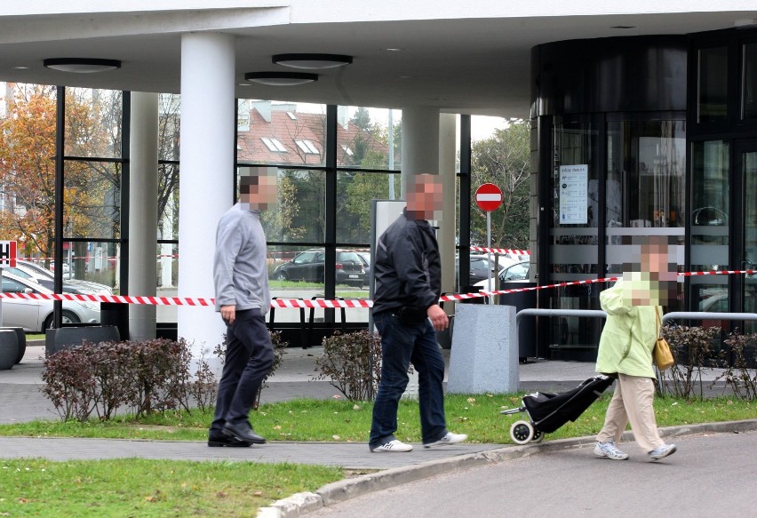 Alarm bombowy w Gdyni. Policja sprawdzała kilka instytucji publicznych i CH Klif [ZDJĘCIA]