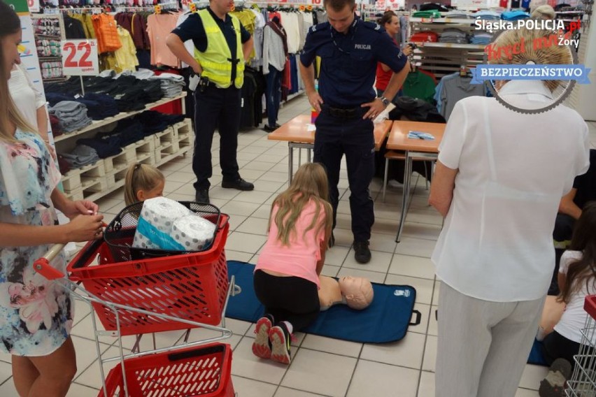 Policjanci w centrum handlowym mówili dzieciom i rodzicom o bezpieczeństwie - ZDJĘCIA