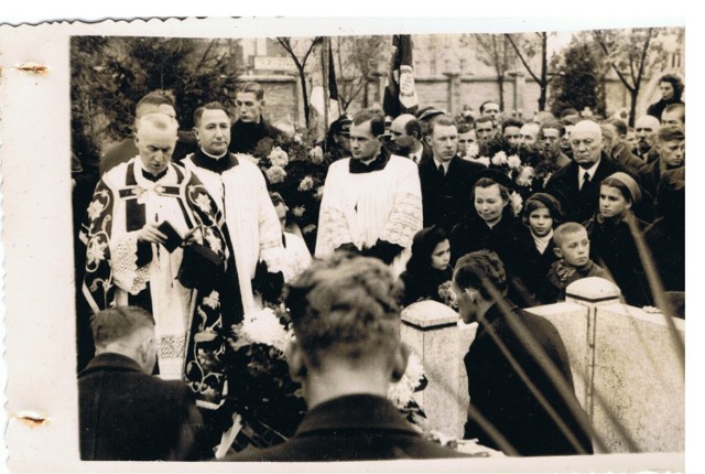 Paulina Winiarska zmarła 8 listopada 1938 roku. Była ostatnią uczestniczką powstania styczniowego, która mieszkała na Pomorzu. Została pochowana z wojskowymi honorami, a pani Sylwia ma w swoim rodzinnym archiwum sporo zdjęć z tej uroczystości.