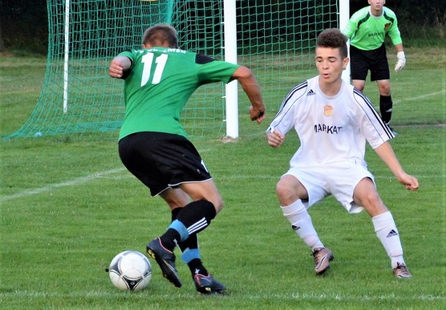 16-letni Eryk Węgiel (przodem, w białej koszulce) jesienią musiał często wychodzić w pierwszym składzie Kalwarianki. Wiosną nie tylko on, ale także wielu jego młodych kolegów, będą wchodzić z ławki do gry.