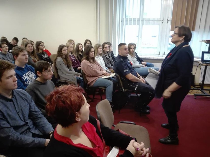 Światowy dzień walki z AIDS w obornickiej bibliotece