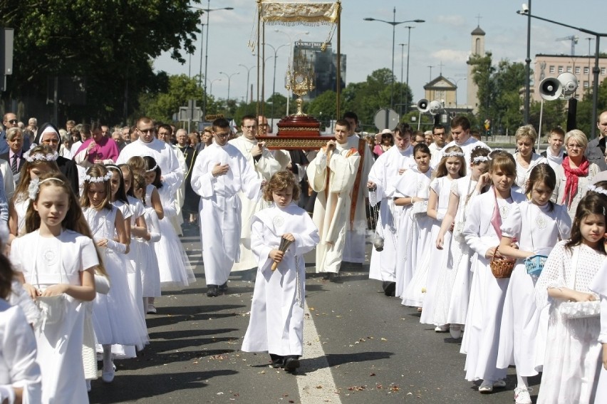Uroczystości Święta Eucharystii rozpoczęły się od procesji,...