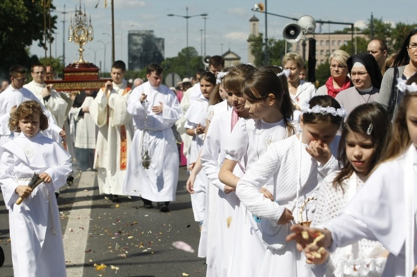 Uroczystości Święta Eucharystii rozpoczęły się od procesji,...