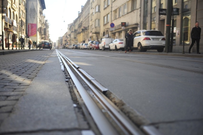 Zwężenie na skrzyżowaniu Alej z Karmelicką i Królewską...