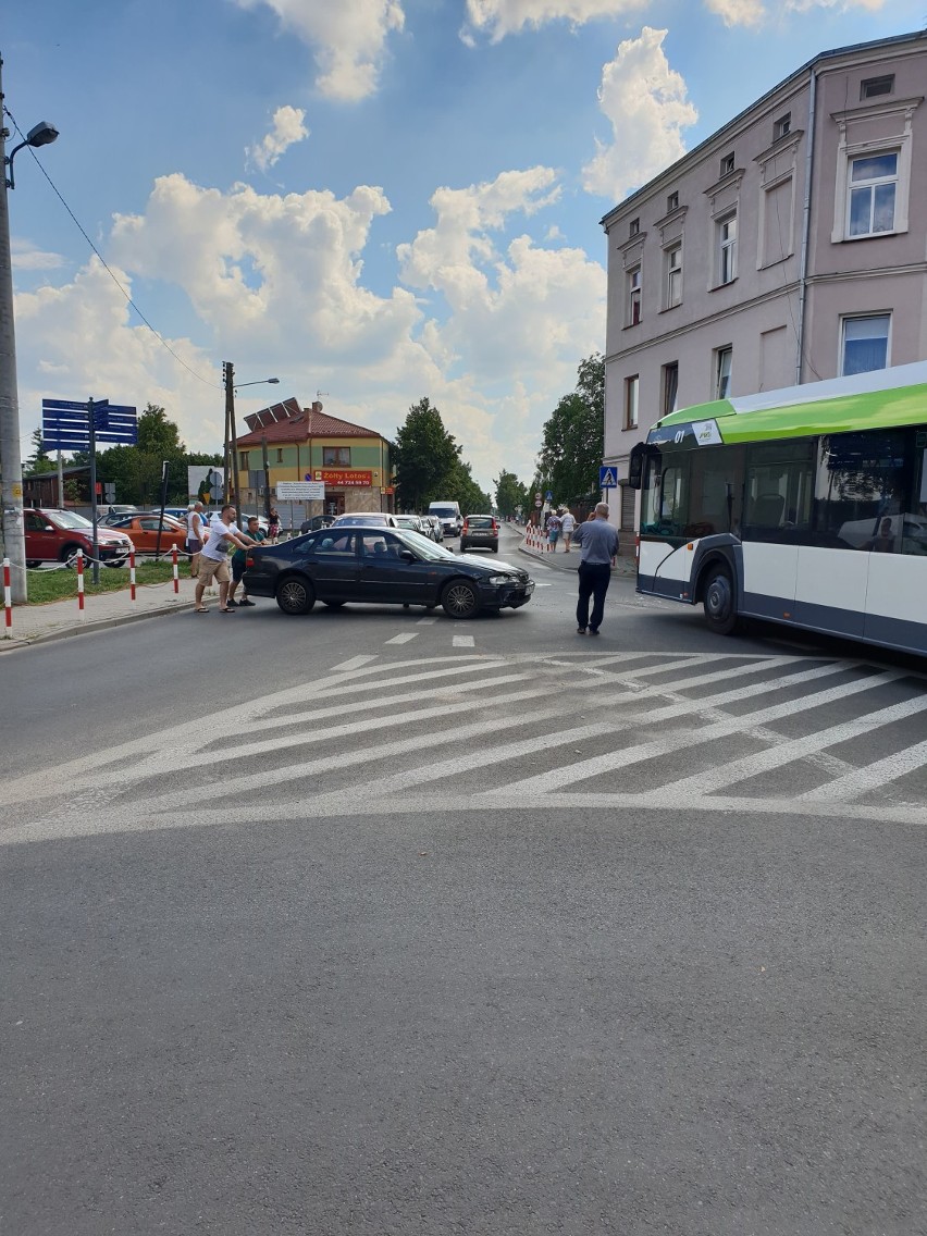 Wypadek na skrzyżowaniu ul. Słowackiego i Jana Pawła II w Tomaszowie. Samochód osobowy uderzył  w autobus MZK [ZDJĘCIA, FILM]