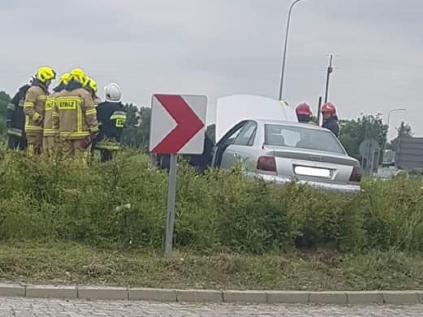 Raczyn. 21-latka wjechała na rondo i uderzyła w wysepkę. Trafiła do szpitala[FOTO]