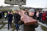 Lublin. Z krzyżem przeszli po terenie byłego obozu zagłady. Odbyła się 22. droga krzyżowa na Majdanku