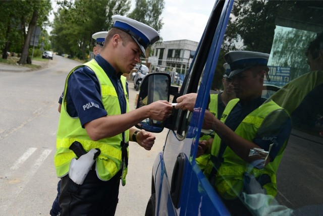 53-latek z Wielkopolski miał w organizmie 2,4 promila alkoholu. Policjanci zauważyli w kabinie tira opróżnioną butelkę.