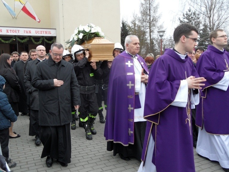 Rusinowice: Pogrzeb ks. Damiana Kominka [ZDJĘCIA]. Duszpasterza żegnały tłumy wiernych