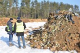 Nielegalne wysypisko odpadów w Klukowej Hucie -na miejscu pracuje koparka, biegły i inspektorzy WIOŚ