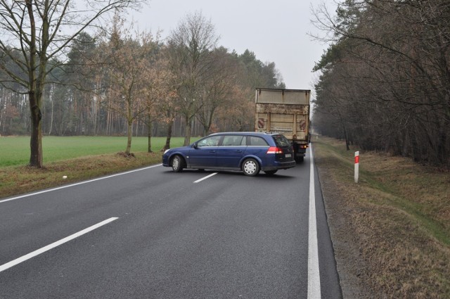 Wypadek pod Czmoniem. Motocykl uderzył w tir - 8 marca 2016