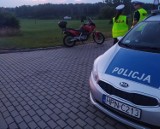 Motocyklista okazał się nie mieć uprawnień - dalej nie pojechał, motocykl odholowano