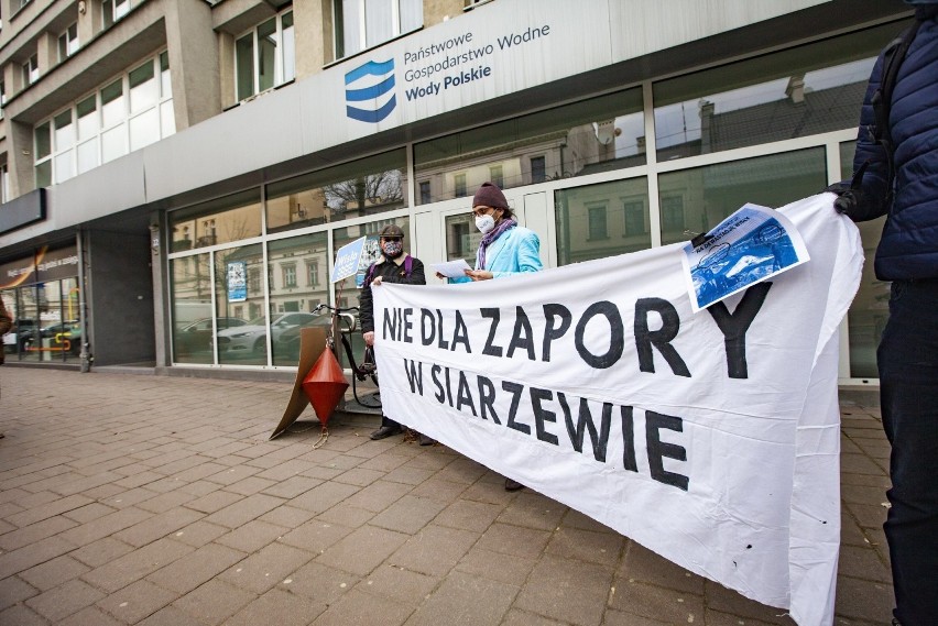 Protest aktywistów ekologicznych pod krakowską siedzibą Wód...