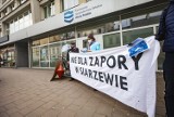 Kraków. Aktywiści sprzeciwiają się planom budowy zapory w Siarzewie. Protest pod siedzibą Wód Polskich