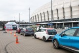 W Poznaniu rozpoczęły się testy nauczycieli klas I-III. Kolejka samochodów w punkcie pobrań przed stadionem przy ul. Bułgarskiej