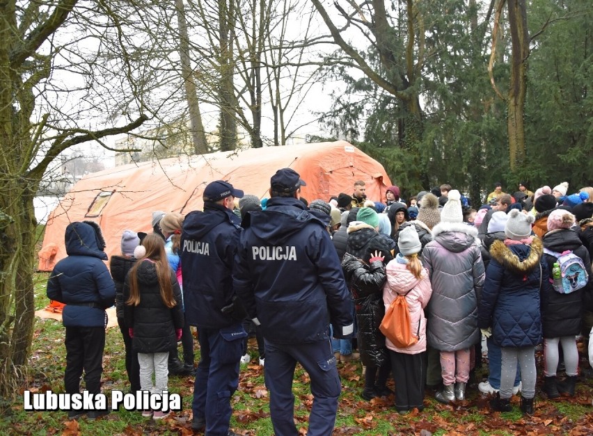 Akcja policji, straży pożarnej i WOPR przed feriami