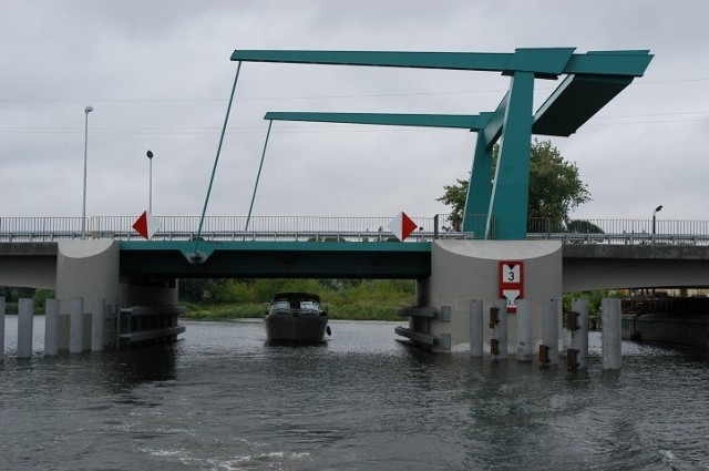 Powiat nowodworski. Most zwodzony na rzece Szkarpawa w Drewnicy.