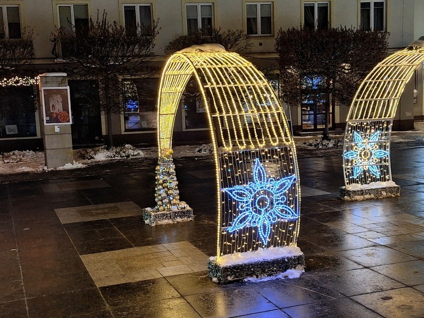 Pięknie rozświetlone Kielce! Świąteczne iluminacje zdobią centrum miasta! Zobaczcie zdjęcia