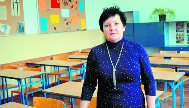 Ewa Kowalska, dyrektor gimnazjalnej "jedynki" w Libiążu, odwiedza niektórych rodziców w ich domach