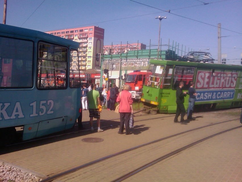 Popołudniu w Łodzi wykoleił się tam tramwaj linii 16, który...