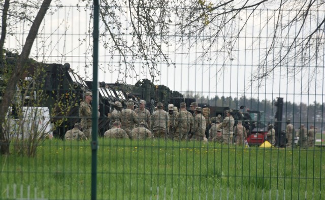 Amerykanie na lotnisku w Radomiu - są żołnierze i sprzęt. Więcej na kolejnych  zdjęciach