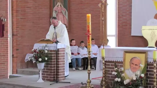 Ksiądz Zbigniew Bielecki podczas uroczystej mszy świętej