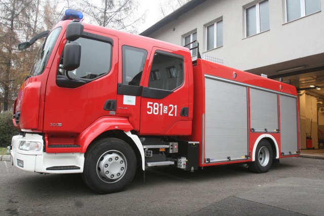 W akcji gaszenia pożaru domu kultury Grzyb w Czerwionce wzięło udział 6 zastępów straży pożarnej