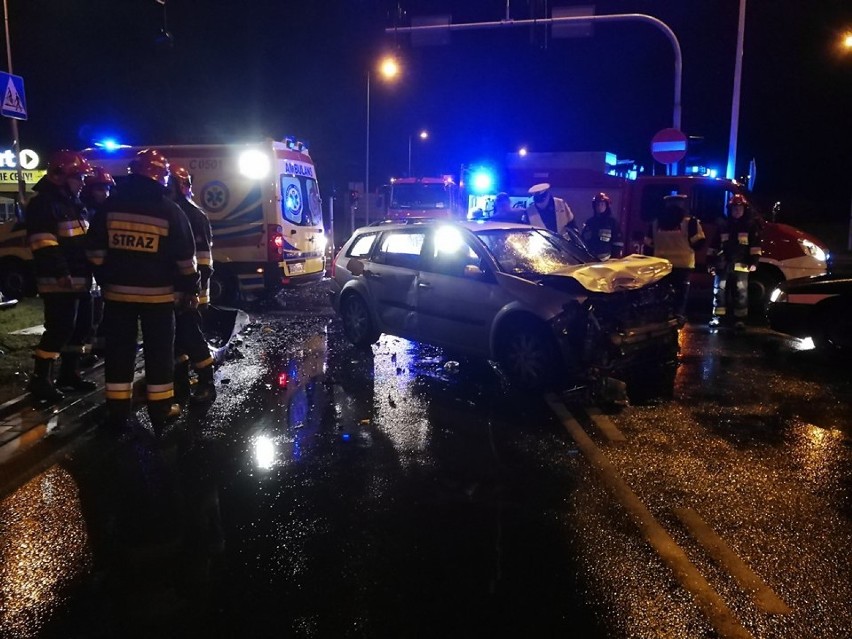 Wypadek na skrzyżowaniu ulic Okrzei - Kapitulna we Włocławku. Trzy osoby trafiły do szpitala [zdjęcia, wideo]