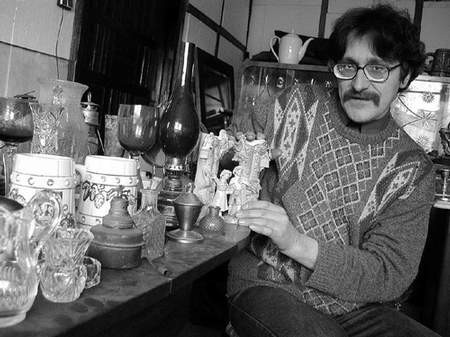 Paweł Zieliński, zajmujący się renowacją starych mebli i handlem antykami, pokazuje część swojej kolekcji  Fot. Dariusz Śmigielski
