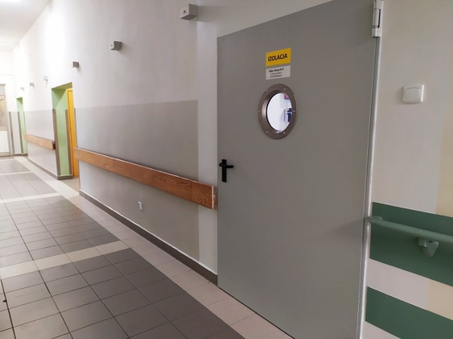 Izolatki i śluzy to jedno. W Szpitalu Uniwersyteckim w Zielonej Górze wciąż działa oddział zakaźny, pacjentów przyjmuje też szpital tymczasowy.