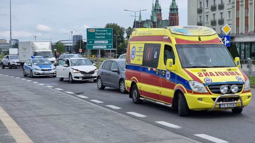 Wypadek samochodów na ulicy Żelaznej w Kielcach