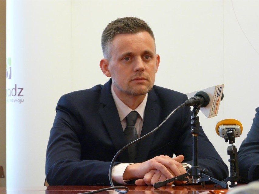Nowy sekretarz miasta Sieradza przedstawiony przez urząd. Funkcję objął Jarosław Trojanowski